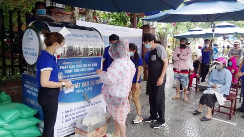  Người dân đến nhận gạo và nhu yếu phẩm tại nhà hàng chay Tâm Châu.