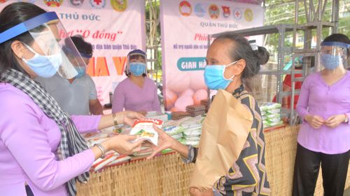 Người dân vui vẻ khi nhận được những món quà nghĩa tình. Ảnh: CAO THĂNG