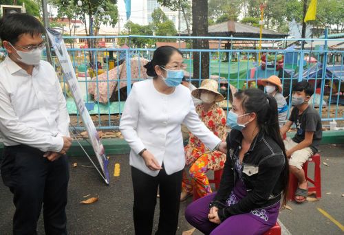 Nhiều người dân gặp khó khăn do dịch Covid-19 đã đến nhận gạo và các nhu yếu phẩm cần thiết. Ảnh: CAO THĂNG