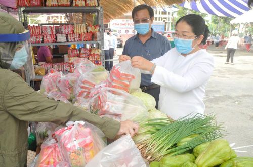Phó Bí thư Thành ủy TPHCM Võ Thị Dung xem các mặt hàng tại phiên chợ 0 đồng. Ảnh: CAO THĂNG