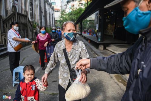  Bà Nguyễn Hiền Thanh (cư dân sinh sống gần đó) cho biết cửa hàng trà đá của bà vẫn phải đóng cửa để phòng dịch nên cuộc sống hiện tại khá khó khăn. Bà Thanh rất vui khi nhận được gạo, giúp gia đình có thêm thực phẩm hàng ngày. 