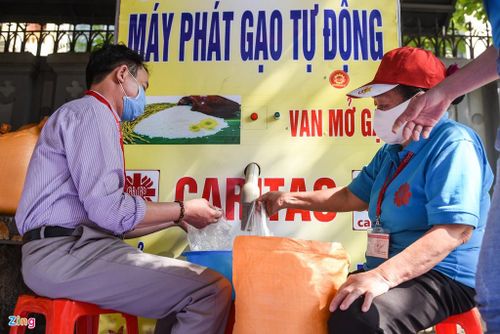  Có khoảng 30 thành viên của ban tổ chức cùng cán bộ phường Hàng Trống có mặt để đảm bảo hoạt động diễn ra đúng quy định phòng dịch. Họ ưu tiên phát gạo trước cho những người già, người khuyết tật. 