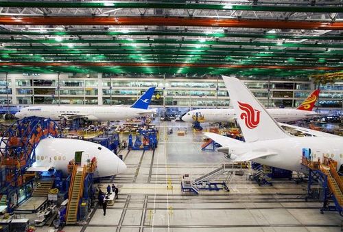 Quay lại làm việc, Boeing cho biết đã tăng cường các biện pháp kiểm dịch tại nhà máy South Carolina, trang bị nước rửa tay và khuyến khích công nhân đeo khẩu trang. Với những công nhân phải làm việc với khoảng cách gần, công ty sẽ cung cấp khẩu trang chuyên dụng. Ảnh: Bloomberg.