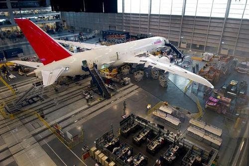 Công nhân lắp ráp máy bay 787 Dreamliner cho hãng Air India tại nhà máy Nam Carolina. Ảnh: Getty Images.
