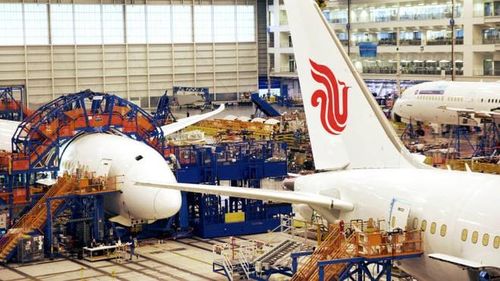 Theo CNBC, Boeing mới đây vừa cho biết hãng sẽ mở lại nhà máy lắp ráp máy bay Dreamliner tại Bắc Charleston, Nam Carolina vào tuần tới. Nhà máy này đã phải đóng cửa gần một tháng qua vì dịch Covid-19. Ảnh: Getty Images.