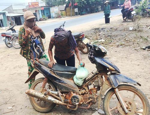 Người dân đi nhận gạo về.