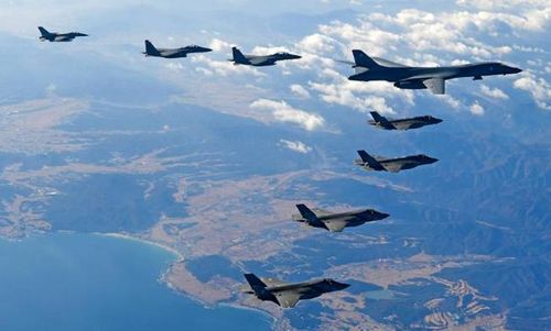 Máy bay ném bom B-1 cùng chiến đấu cơ Hàn Quốc trong cuộc tập trận chung năm 2017. Ảnh: CNN