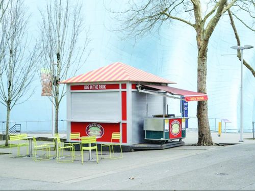 Những quầy hot dog nằm im lìm trên con phố ở Seattle trong dịch Ảnh: The New York Times