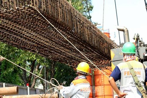 Những lồng thép của tường vây đã sẵn sàng đi sâu vào lòng đất.