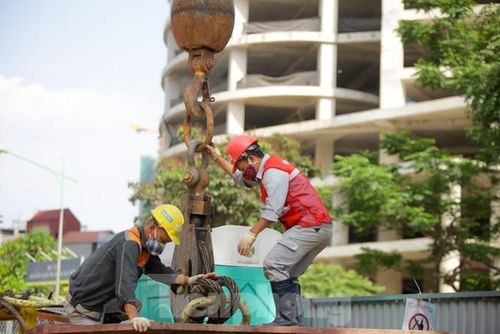 Các máy cẩu chuyên dụng sẽ đưa các lồng thép vào sâu trong lòng đất, công đoạn tiếp theo là đổ các khối bê tông đồng nhất.