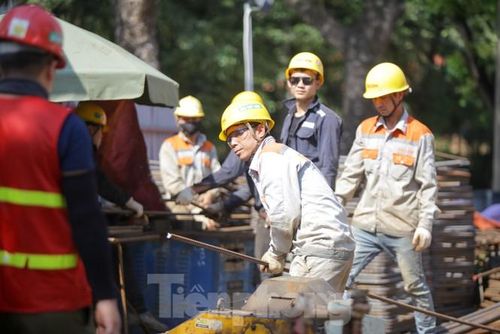 Đường sắt đô thị Nhổn - Ga Hà Nội được áp dụng công nghệ top-down (đào từ trên xuống dưới) trong thi công các ga ngầm. Theo công nghệ này, hệ thống trần và tường vây của công trình ngầm sẽ được xây bê tông cốt thép trước, sau đó đào móc lớp đất ở giữa để tạo ra không gian ngầm.