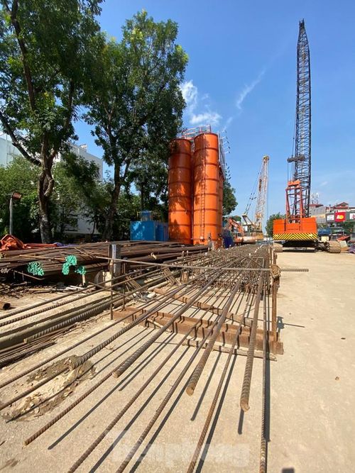 Những lồng thép sau khi hoàn thiện, sẽ được xe cẩu chuyển xuống lòng đất.