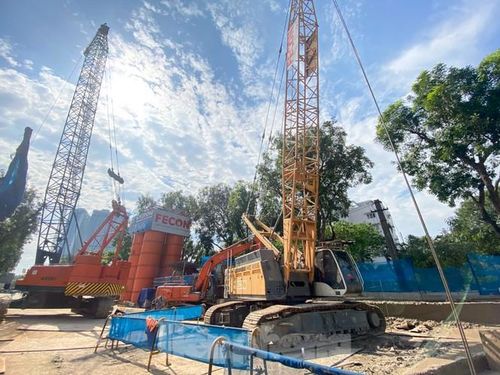 Trước khi hạ các lồng thép vào giếng đứng, các máy khoan chuyên dụng này sẽ khoan vào lòng đất với độ sâu 36m.