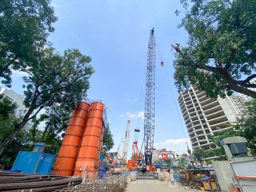 Theo quy định an toàn của các ga ngầm, trung bình cứ 1km giữa các ga ngầm sẽ có 1 giếng đứng thoát hiểm và lưu thông không khí.