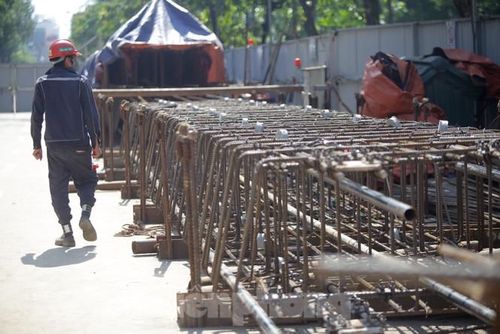 Những công đoạn hoàn thành lồng thép của tường vây giếng đứng thoát hiểm và không khí đang được đội ngũ công nhân Fecon khẩn trương thi công, hoàn thiện trong công trường trên phố Kim Mã.