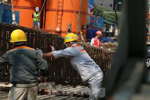 Khoảng cách từ các trạm thiết bị thông gió trên mặt đất của thông gió đường hầm đến các phố và đường chính, các bến xe ô tô kín hoặc hở, các khu vực thương mại, và các cửa sổ của nhà dân và công trình không được nhỏ hơn 25 m; đến các trạm tiếp nhiên liệu cho ô tô, các kho chứa dầu và các sản phẩm dầu, khí đốt, vật liệu gỗ, đường dẫn khí và dầu, các hạng mục công trình chế biến dầu và công nghiệp hóa chất - không nhỏ hơn 100 m
