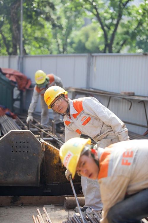 Thiết kế thoát hiểm, phòng cháy, chữa cháy được tính toán kỹ lưỡng, theo lưu lượng hành khách tại từng ga. Chiều rộng cửa, thang thoát hiểm theo tiêu chuẩn quốc tế, hệ thống bơm nước cứu hỏa riêng biệt, hệ thống báo cháy hiện đại