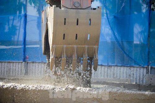Những khối đất liên tục được máy cạp đào và hút đất chuyển lên.
