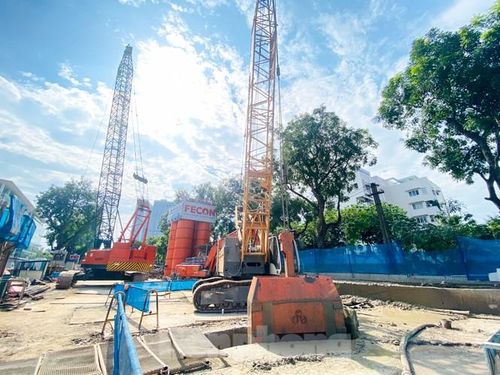 Cận cảnh máy cẩu cạp đất tường vây Liebbherr HS855, gầu đào tường chuyên dụng 1000 mm, chiều sâu 42,2m.