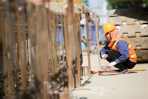 Trong bối cảnh nhiều hoạt động tập trung đông người phải tạm dừng để phòng dịch COVID-19, Chính phủ đã ra chỉ thị cho phép các dự án giao thông được tiếp tục duy trì công nhân trên công trường để đảm bảo tiến độ xây dựng. Ban quản lý dự án đường sắt đô thị Hà Nội đã áp dụng nhiều biện pháp phòng dịch COVID-19 cho đội ngũ công nhân