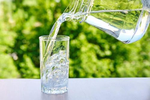 Người già nên uống đủ 1,5 - 2 lít nước/ngày. Ảnh minh họa
