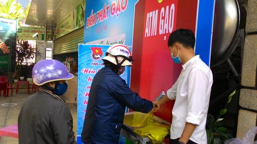 Những người có hoàn cảnh khó khăn đến nhận gạo tại Siêu thị 0 đồng do Tỉnh đoàn tổ chức. 