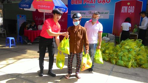 Người nghèo được nhận những phần quà nghĩa tình.