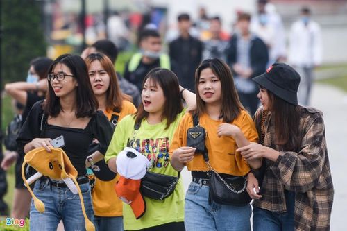  Nhiều khách du lịch đã chọn Tam Đảo là điểm đến trong ngày đầu tiên của kỳ nghỉ lễ 30/4 - 1/5. Tuy nhiên, theo ghi nhận của Zing, nhiều người không đeo khẩu trang khi đến những nơi đông người. 