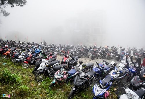  Bãi gửi xe trong trung tâm thị trấn Tam Đảo kín chỗ lúc 10h. 