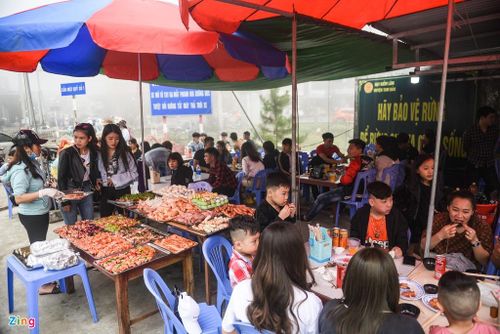  Quán đồ nướng tại ngã ba cầu Mặt Quỷ đông đúc khách vào giờ trưa. Các dịch vụ ăn uống, khách sạn tại đây khá tấp nập. Người dân được khuyến cáo tuân thủ các biện pháp phòng dịch cần thiết như đeo khẩu trang tại những nơi đông người, sát khuẩn tay thường xuyên. 