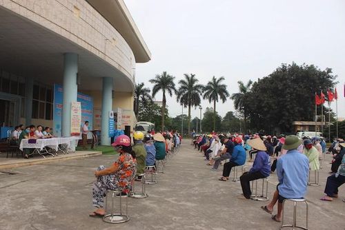 Người dân dự buổi lễ và nhận gạo từ ATM gạo