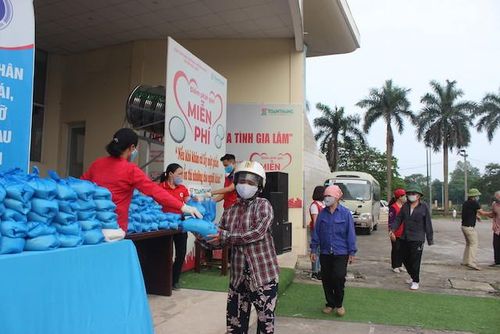 Những người cuối cùng nhận gạo từ ''Cây ATM gạo - Nghĩa tình Gia Lâm''