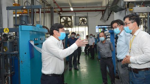 Chủ tịch UBND TPHCM Nguyễn Thành Phong khảo sát, tìm hiểu việc phòng chống dịch Covid-19 tại Khu chế xuất Tân Thuận. Ảnh: VIỆT DŨNG