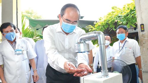 Trong chuyến thăm và động viên đội ngũ y bác sĩ Bệnh viện Thống Nhất vì có nhiều nỗ lực, sáng kiến trong phòng chống dịch Covid-19 vào sáng 21-4, Bí thư Thành ủy TPHCM Nguyễn Thiện Nhân đã sử dụng máy rửa tay sát khuẩn tự động do bệnh viện sản xuất