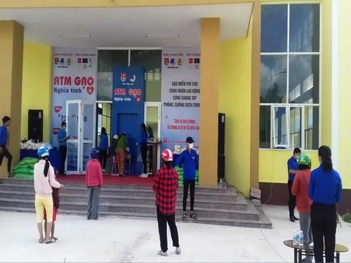 Phát gạo và quà cho những người dân khó khăn ở Cam Lâm (Khánh Hòa).