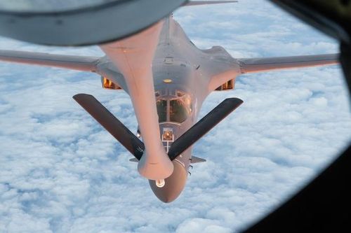 Phi cơ B-1B chuẩn bị tiếp nhiên liệu trên không. Việc điều động máy bay ném bom bay thẳng từ Mỹ đến châu Á là một phần trong chiến lược "không thể đoán trước được", giúp cho lực lượng quân sự Mỹ trở nên linh hoạt và khó đoán hơn.