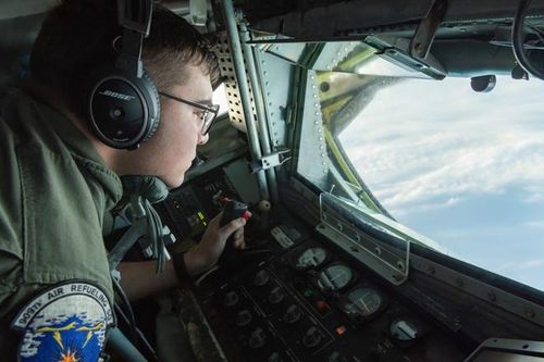 Một nhân viên trên máy bay tiếp nhiên liệu KC-135 chăm chú theo dõi để điều chỉnh vòi bơm nhiên liệu tiếp cận máy bay B-1B. Khả năng tiếp nhiên liệu trên không giúp Lancer hoạt động liên tục trên không và gần như không giới hạn về địa lý.