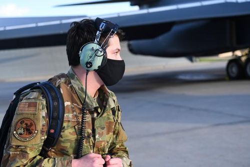 Một thành viên phi hành đoàn chuẩn bị lên máy bay để làm nhiệm vụ. Hai chiếc B-1B cất cánh từ căn cứ không quân Ellsworth, bang South Dakota vào sáng sớm 28/4. Chuyến làm nhiệm vụ đến Biển Đông kéo dài 32 giờ.