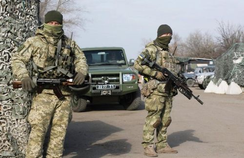  Binh sĩ Ukraine gác tại trạm kiểm soát gần thị trấn Zolote, vùng Lugansk, miền Đông Ukraine. Ảnh: Kyiv Post.