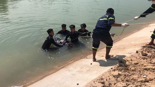 Cán bộ, chiến sỹ đưa thi thể nạn nhân lên bờ