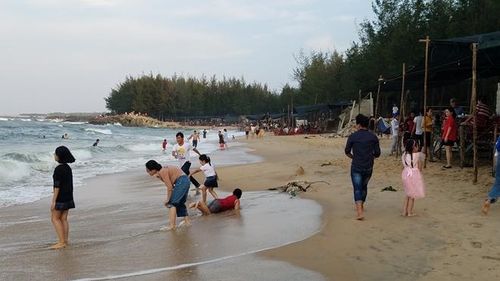 Bờ biển xã Hải Dương, nơi xảy ra vụ việc anh Huy cứu bạn và tử vong do bị sóng biển cuốn.