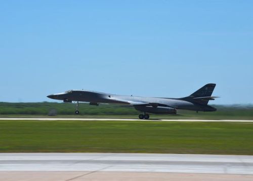 Mỹ điều 4 ‘quái vật ném bom’ B-1B và 200 phi công đến đảo Guam. (Ảnh: Không quân Mỹ)
