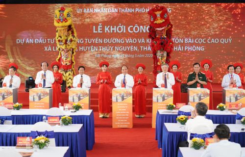 Thủ tướng thực hiện nghi thức khởi công dự án. Ảnh VGP/Quang Hiếu
