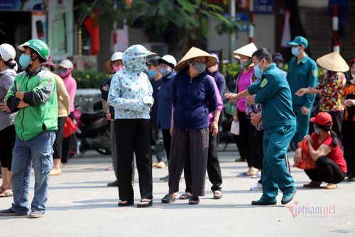 Mặc dù lượng người đến nhận gạo đông nhưng ban tổ chức đã chuẩn bị các khâu rất chặt chẽ, đảm bảo an toàn