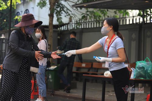 Sau đó mỗi người sẽ nhận một phiếu thứ tự. Người được nhận gạo là người lao động nghèo, người có hoàn cảnh khó khăn