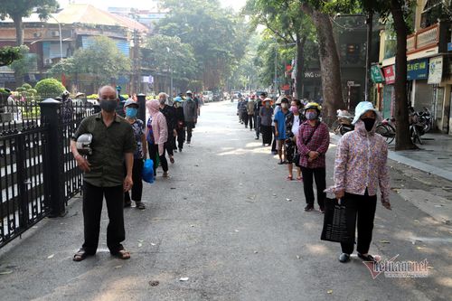 Tại khu vực vào có 2 làn đường và 1 làn đường để đi ra nên hoạt động khá trật tự
