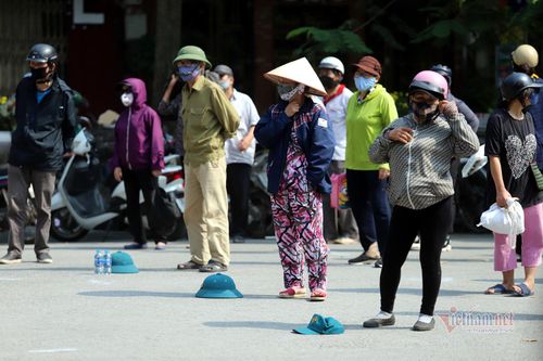 Cảnh xếp hàng nhiều ngày nay trên khu phố cổ
