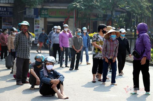 Từ trước 8h sáng đã có rất đông người dân chờ đến nhận gạo