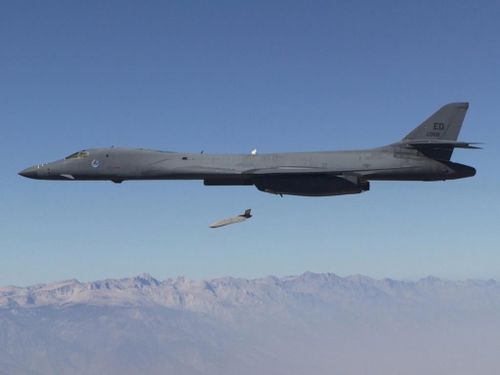 B-1B bắn tên lửa chống hạm tầm xa LRASM trong một thử nghiệm. Ảnh: USAF.