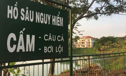 Biển cấm khu vực hồ đá KTX trường Sonadezi.